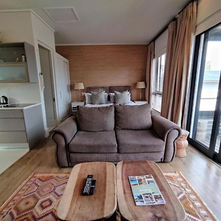 210 Gallery Luxury Studio Apartment Knysna Bagian luar foto