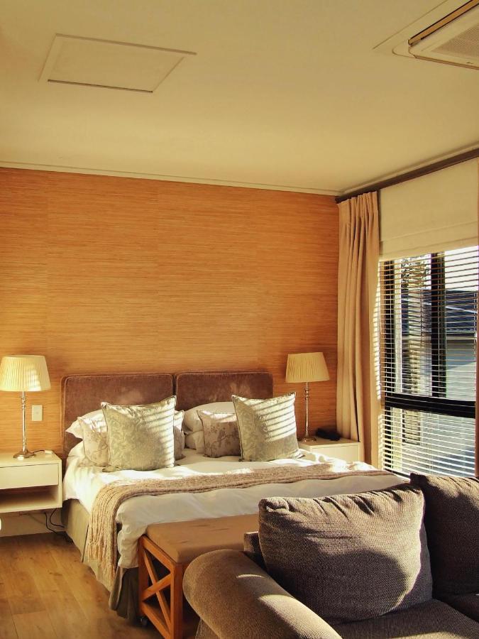 210 Gallery Luxury Studio Apartment Knysna Bagian luar foto