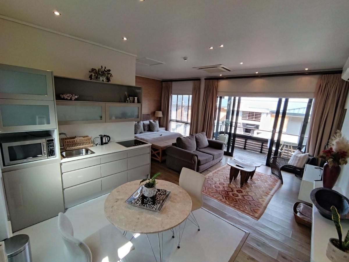 210 Gallery Luxury Studio Apartment Knysna Bagian luar foto